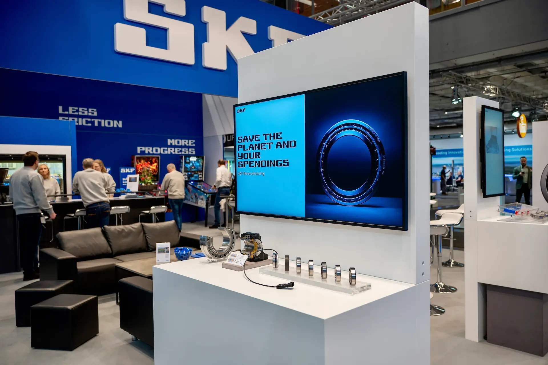 Produktdisplay i SKF:s monter på Underhållsmässan 2026
